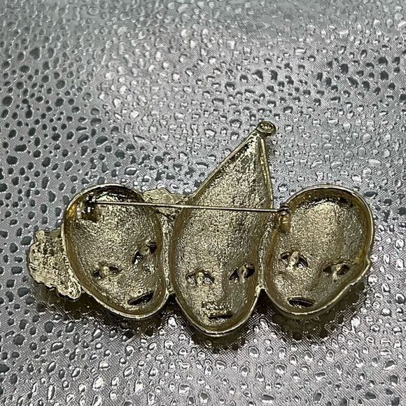 Vintage Matte Sad Crying Clowns Brooch Pin Gold Tone Metal Red Enamel Festive - Picture 6 of 6